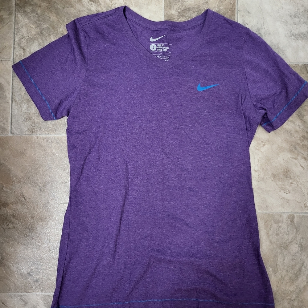 Nike Women's (NWOT) tee L